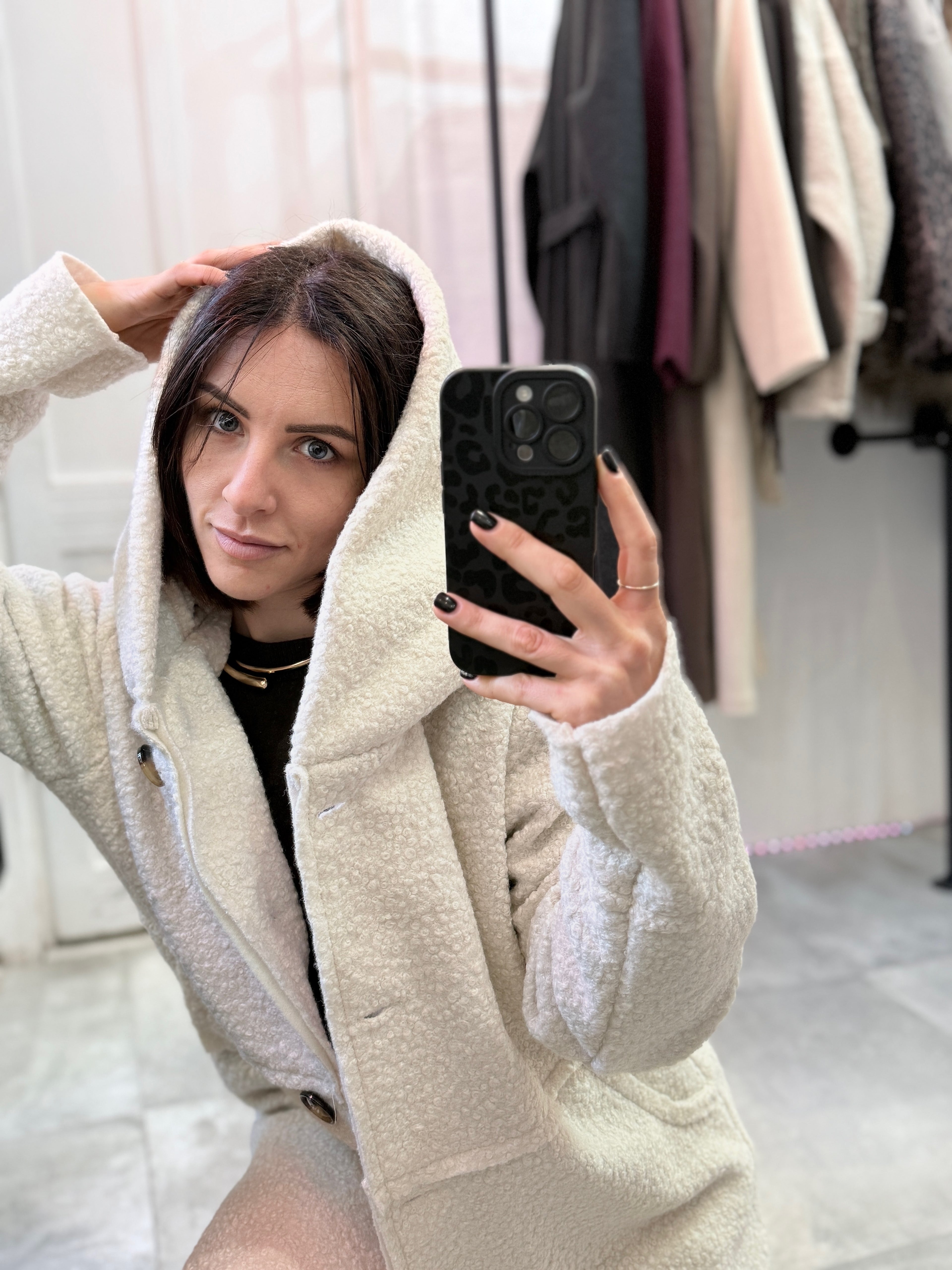 Cappotto teddy con cappuccio e bottoni