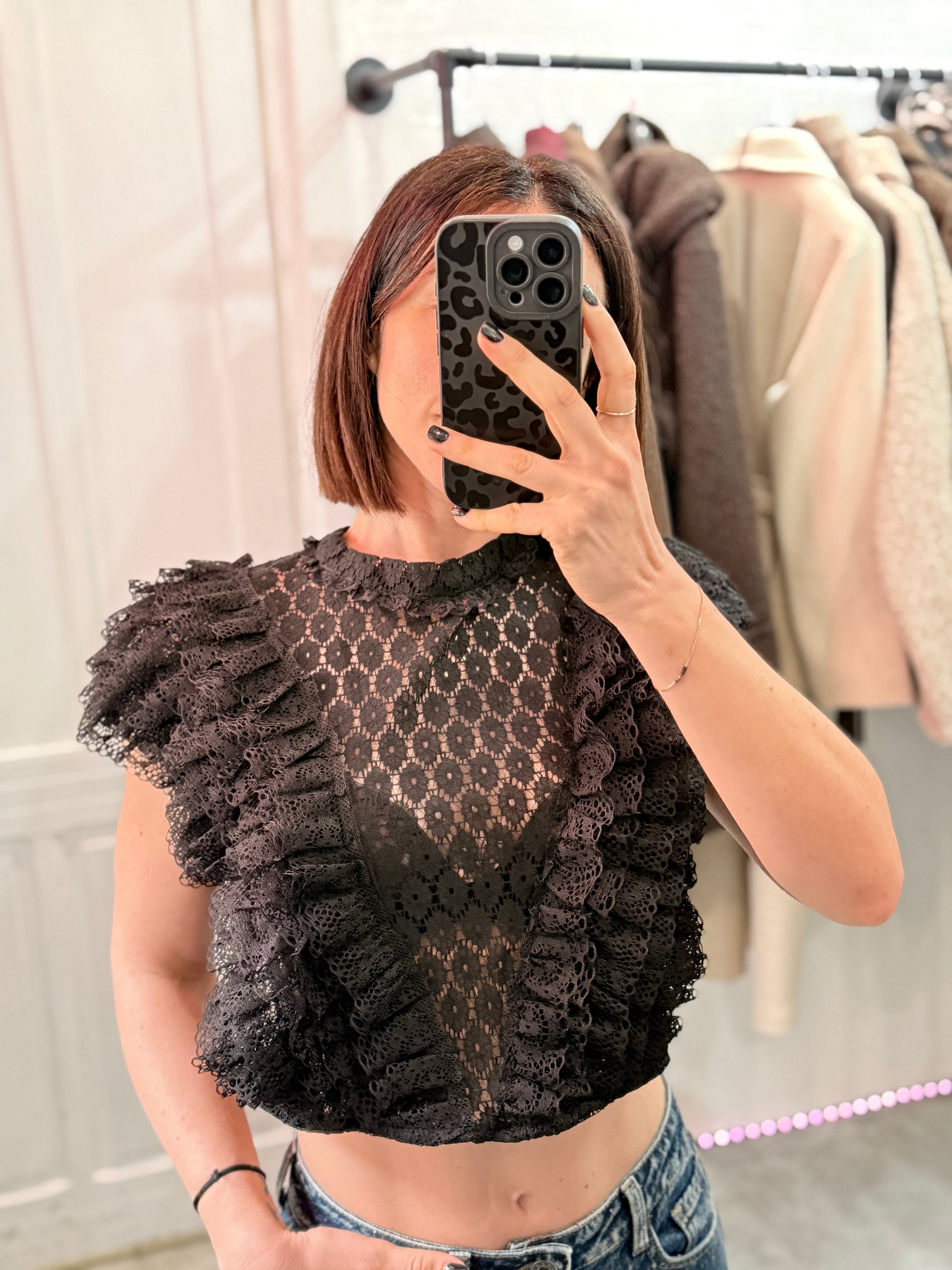 Blusa smanicata in pizzo