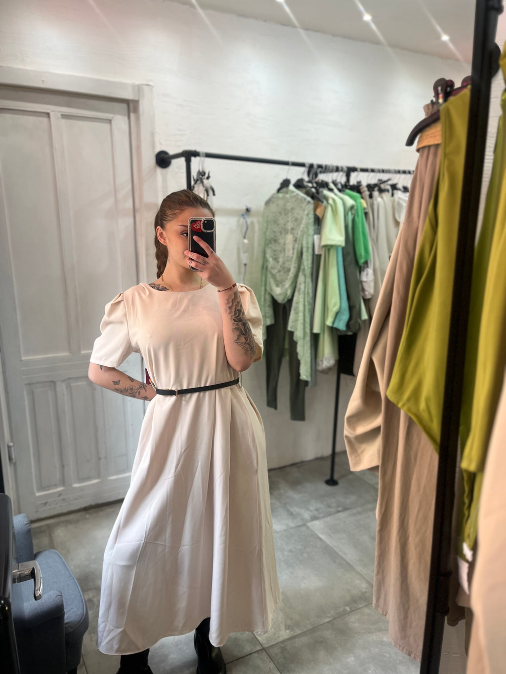 Abito Midi Beige con Maniche a Sbuffo