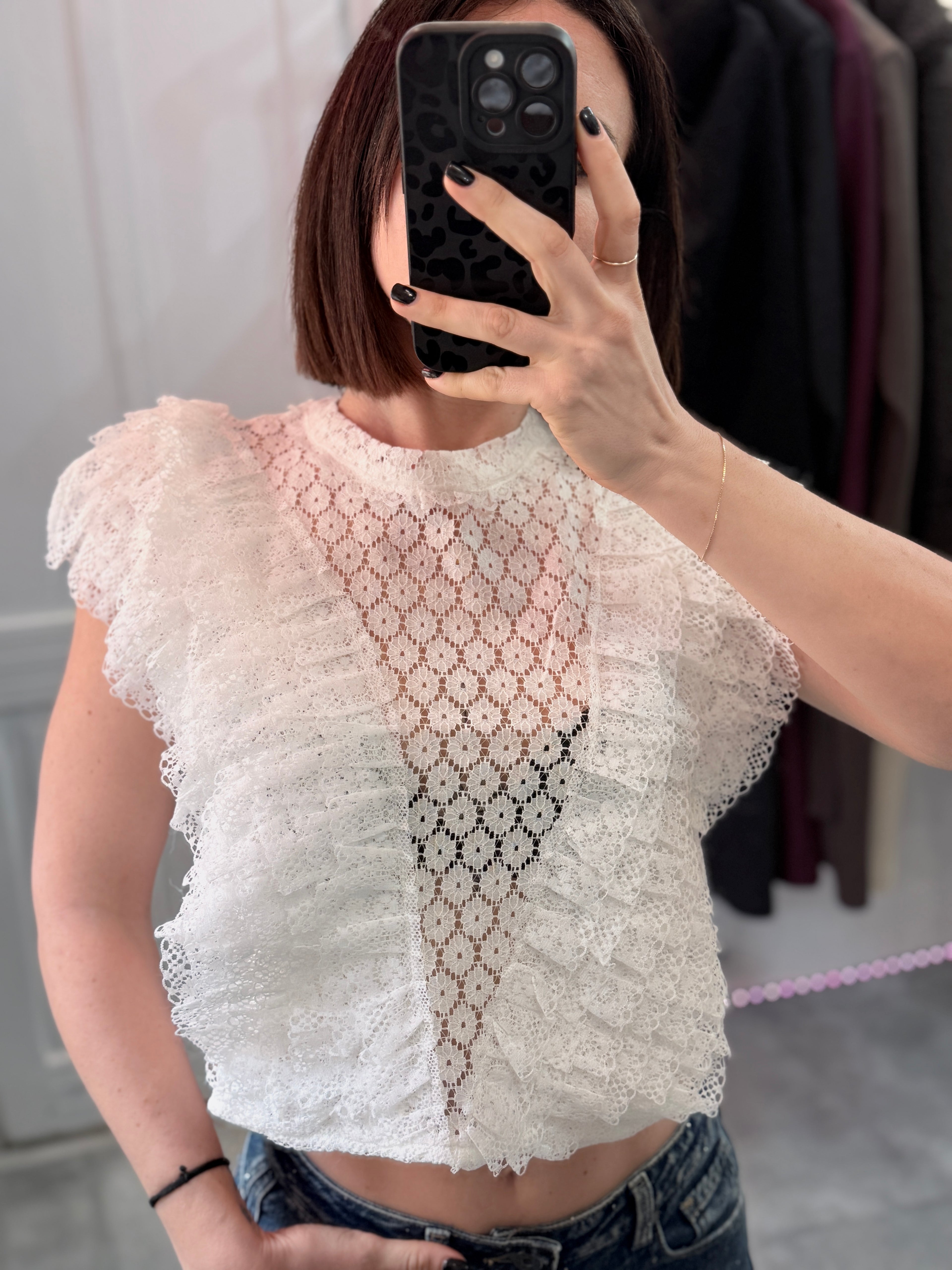 Blusa smanicata in pizzo