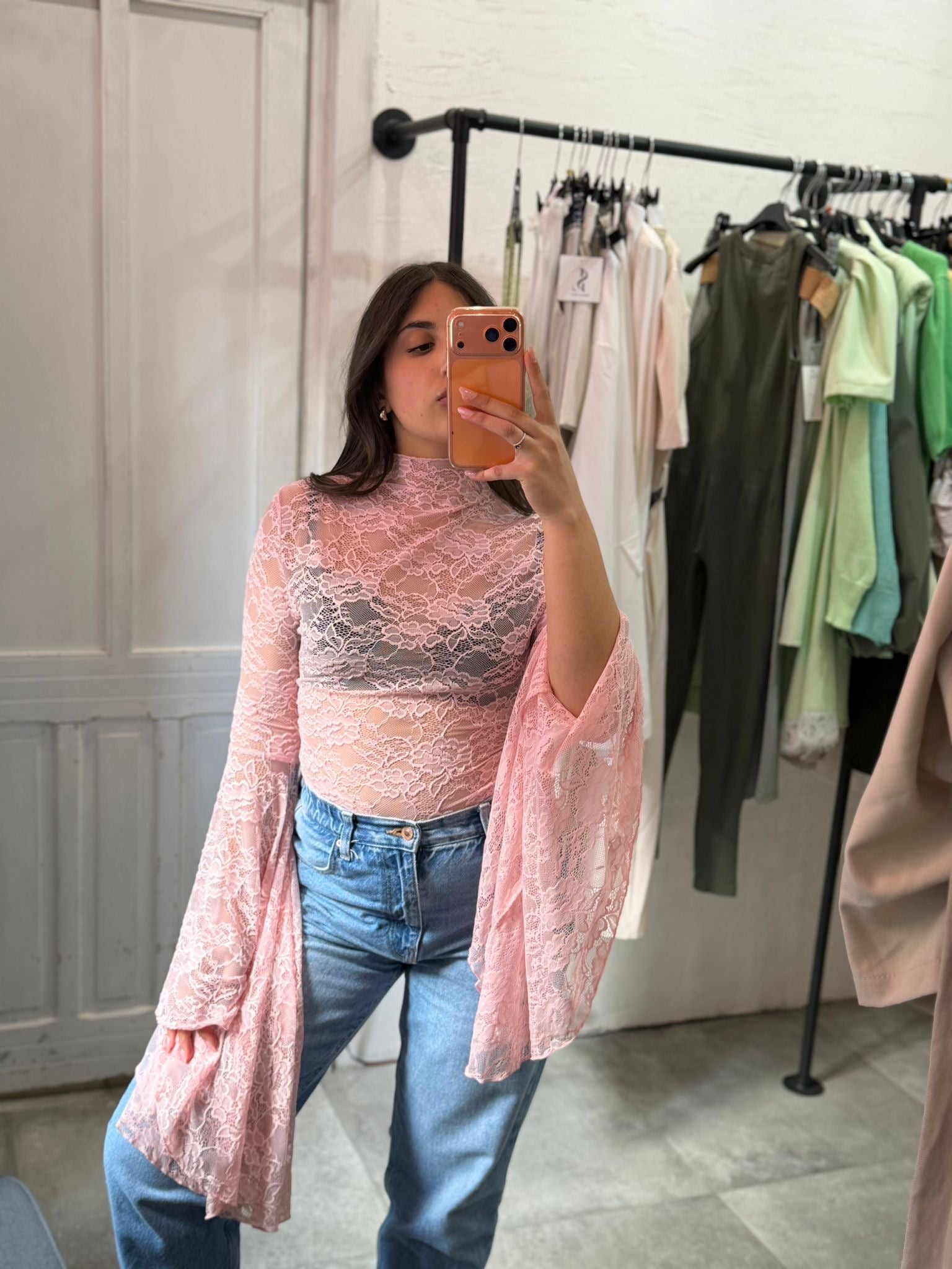 Top in Pizzo Rosa con Maniche a Campana