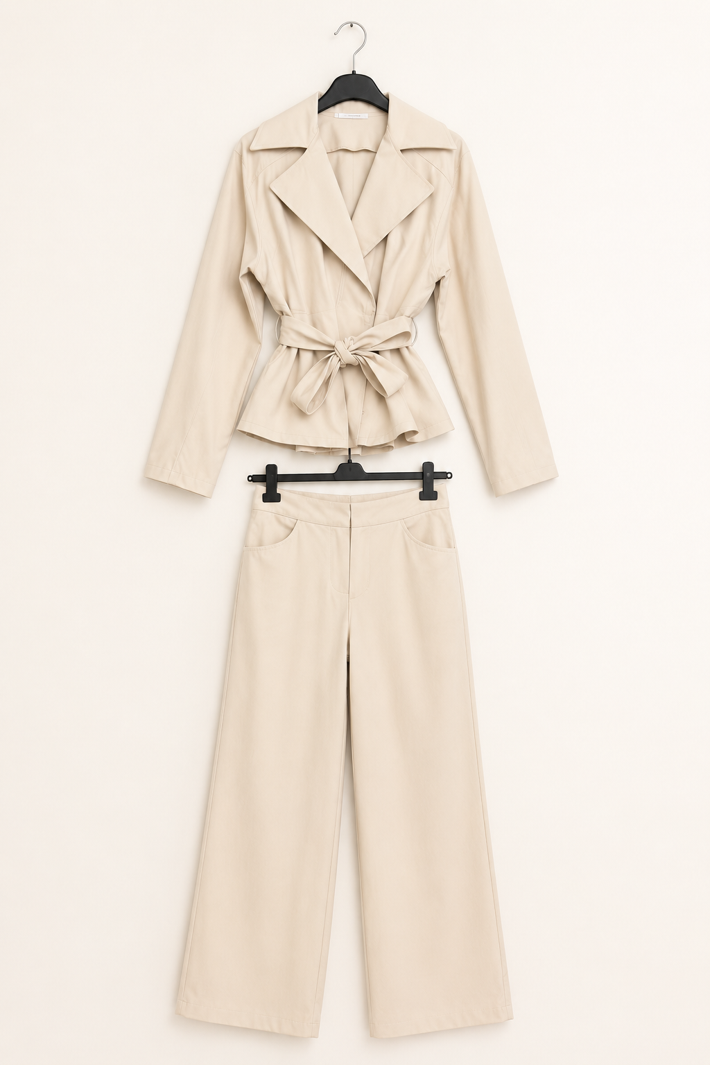 Completo Beige con Dettagli Fiocco