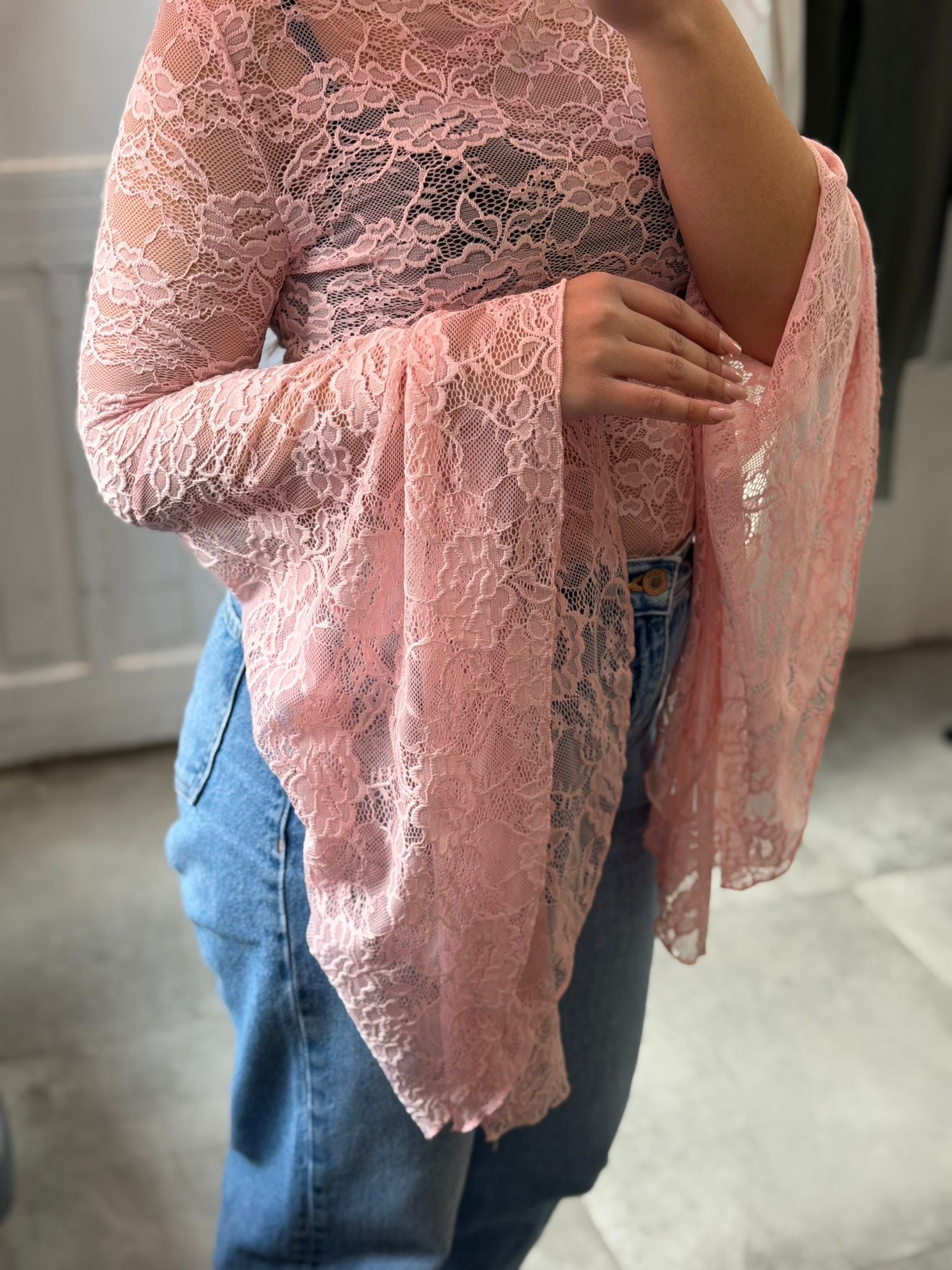 Top in Pizzo Rosa con Maniche a Campana
