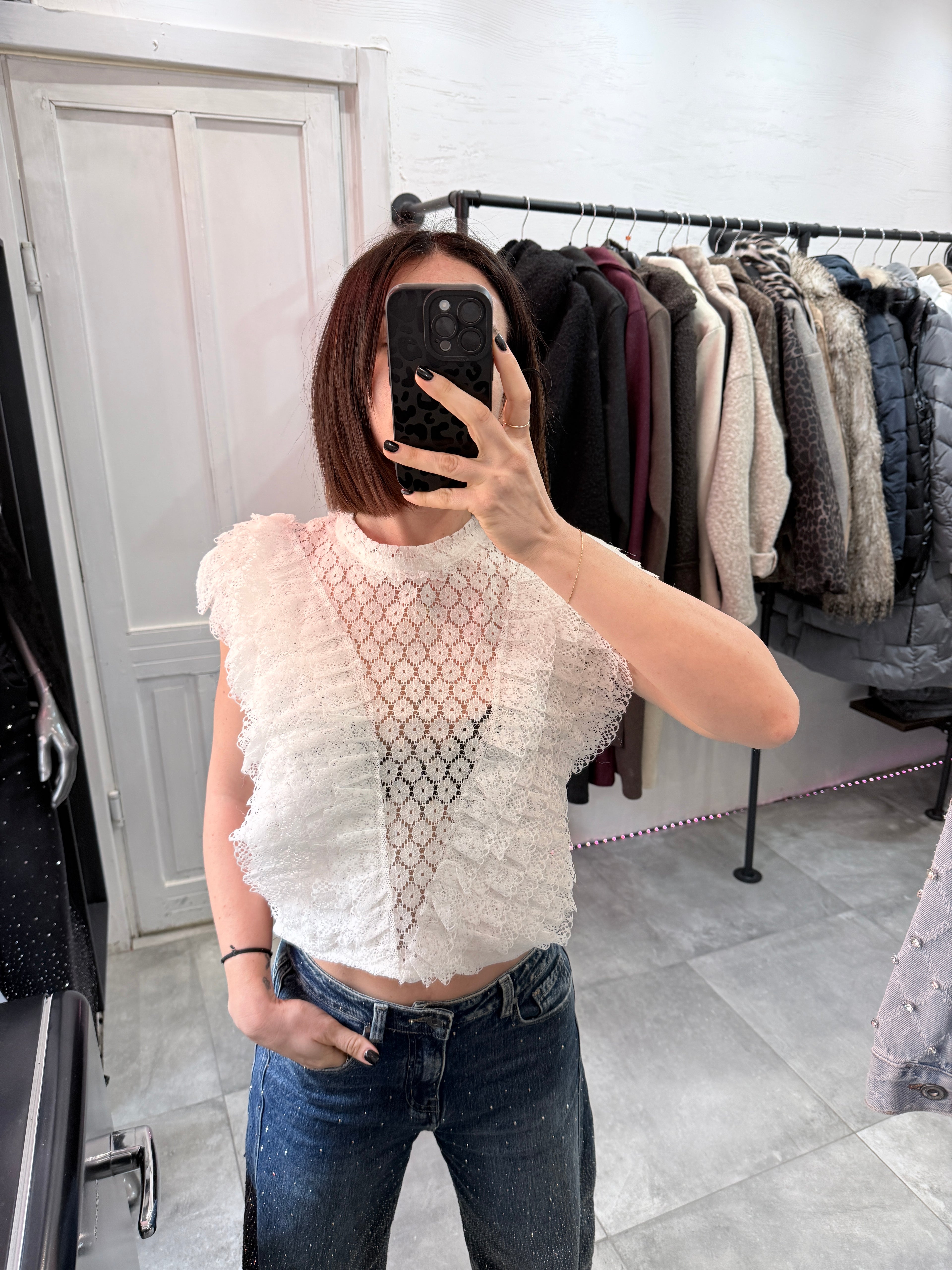 Blusa smanicata in pizzo