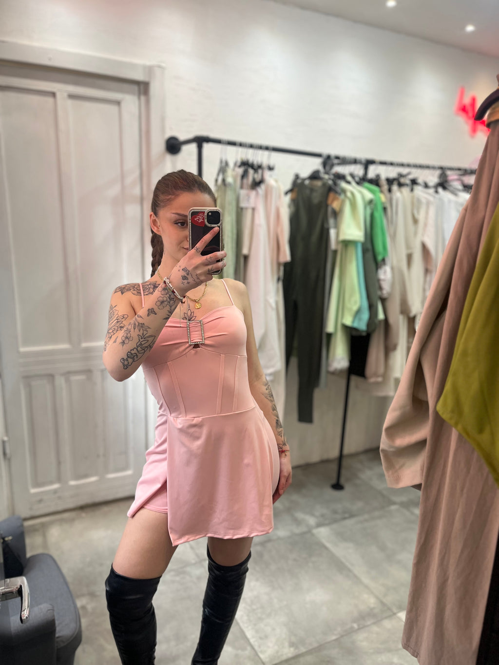 Mini Dress Rosa con Dettaglio Gioiello