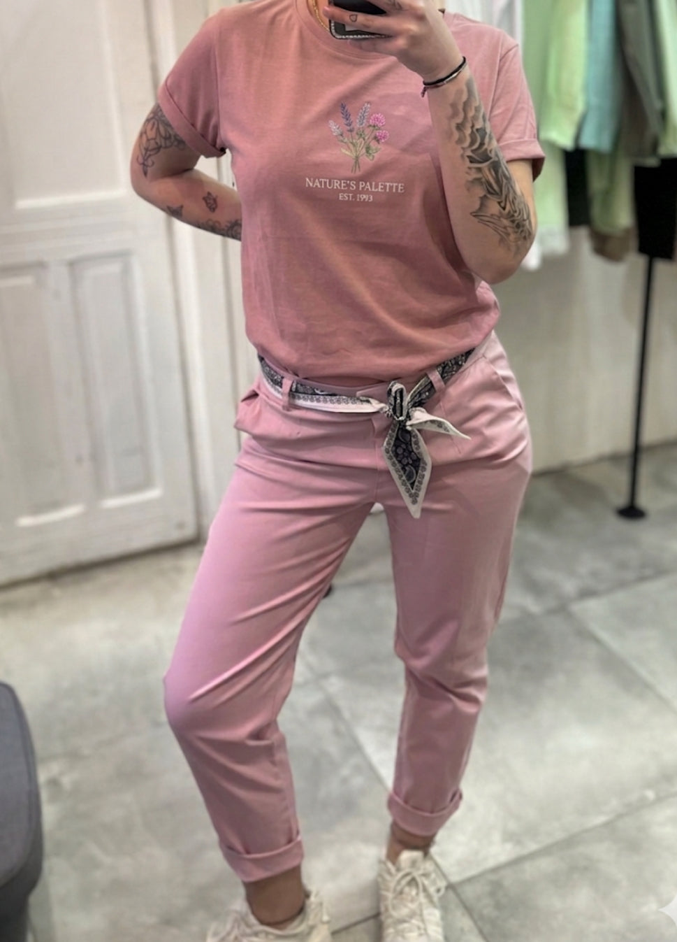 Pantaloni Rosa con Foulard in Vita