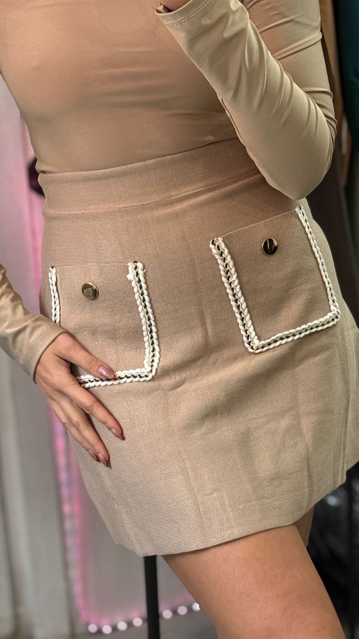 Gonna in maglia beige con tasche ed elastico in vita