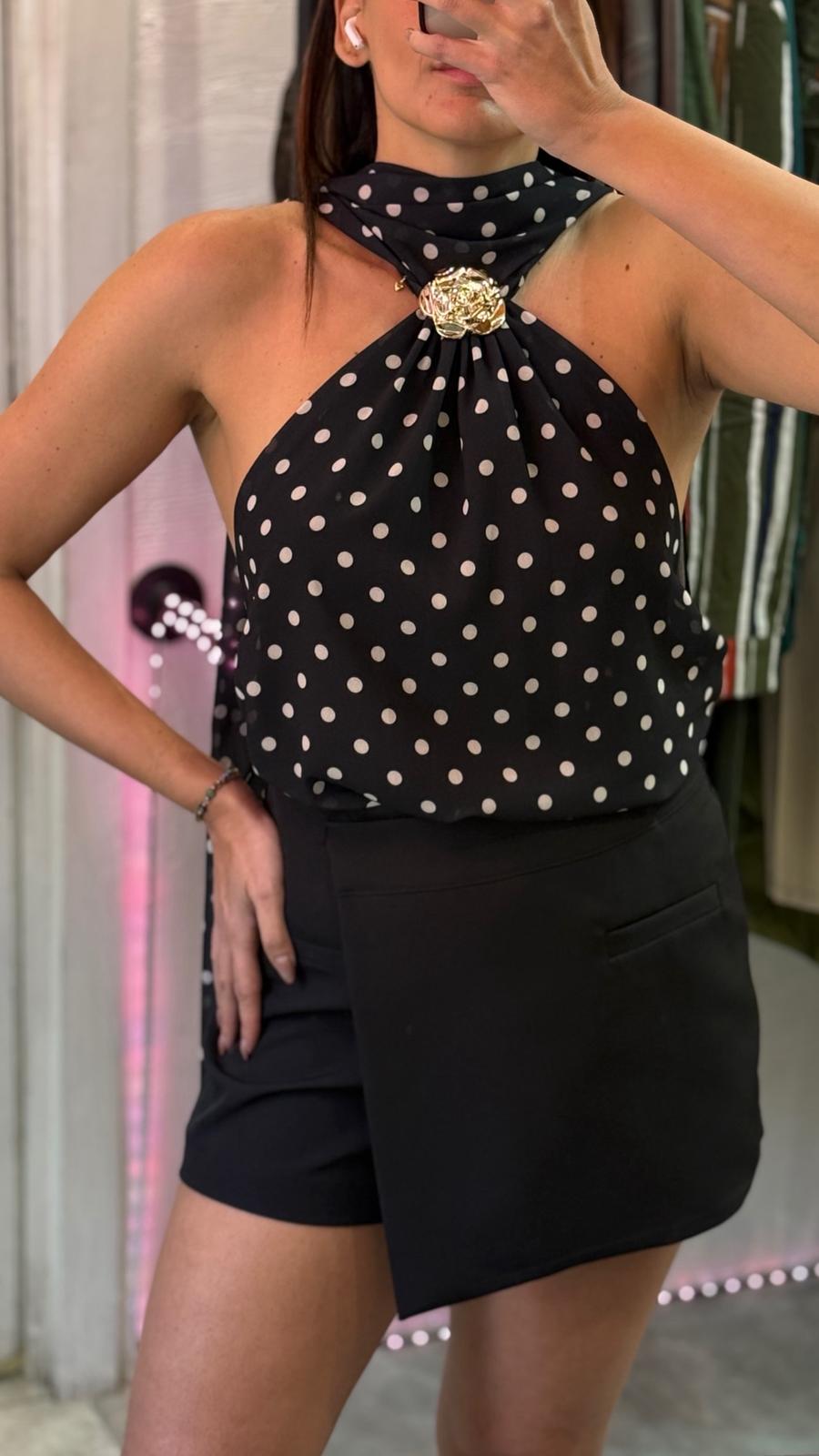 Top pois con laccio al collo e schiena scoperta e dettaglio fiore oro