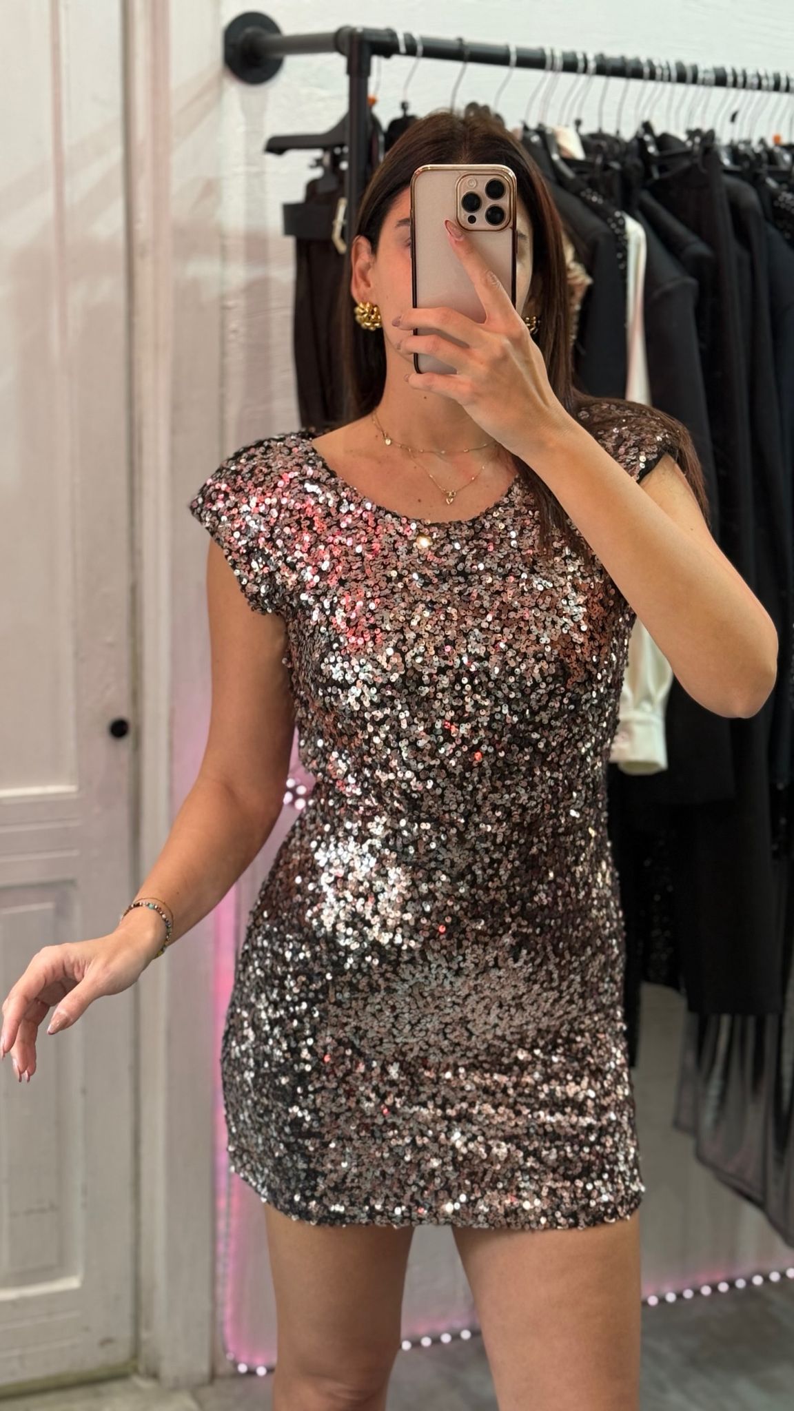 Vestito corto in  paillettes con spalline e schiena scoperta