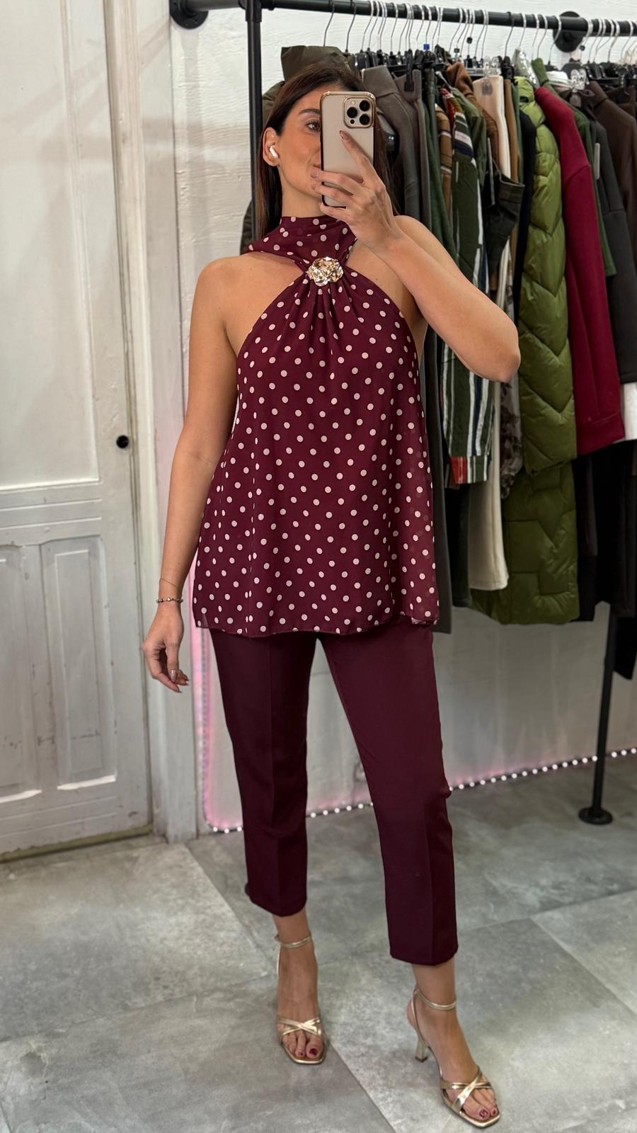 Top pois con laccio al collo e schiena scoperta e dettaglio fiore oro