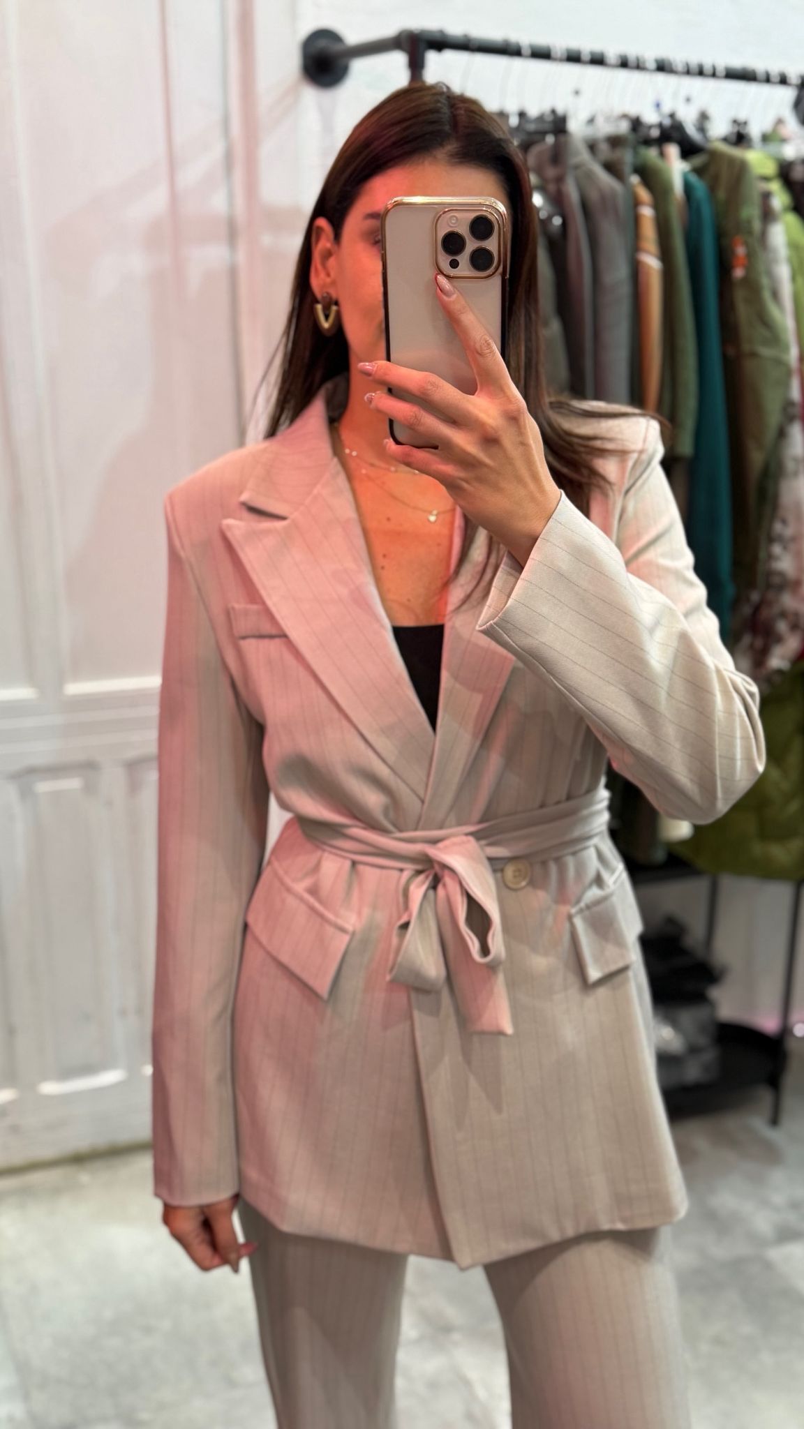 Tailleur gessato con cinta + pantalone lungo, ampio e con elastico in vita