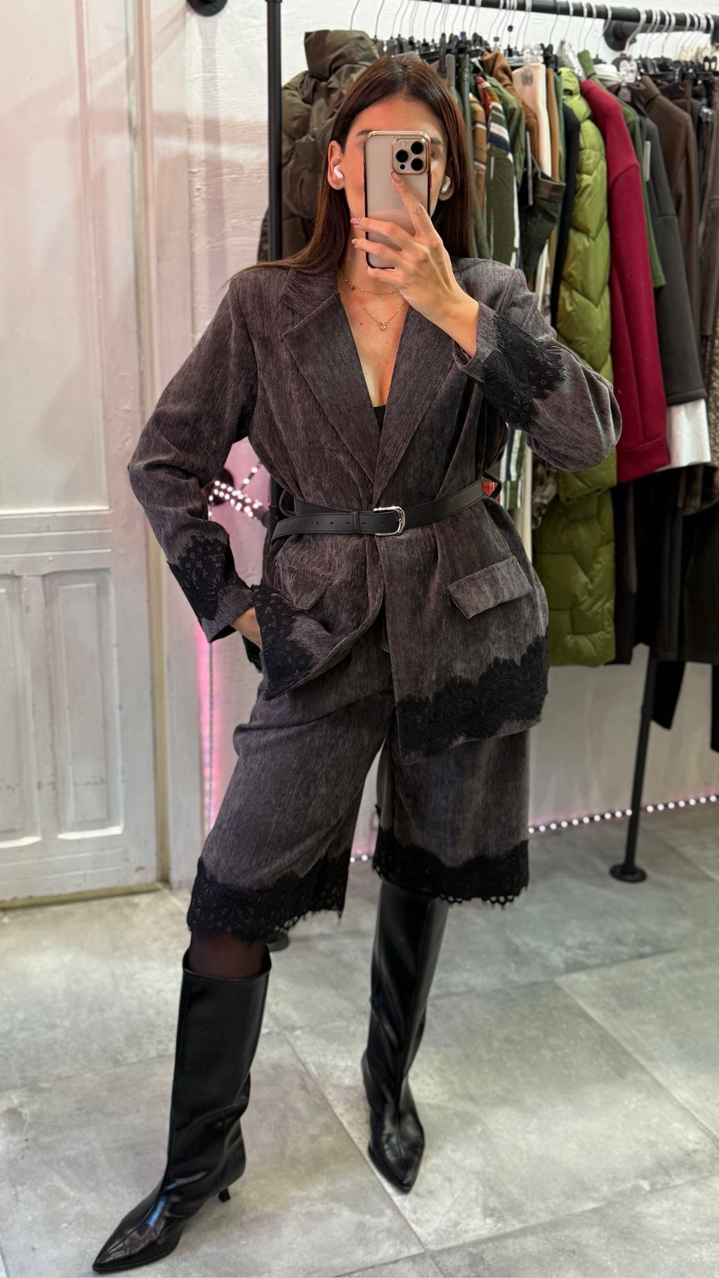 Completo giacca con spalline e cints, e pantaloni al ginocchio con cintura e dettaglio pizzo.