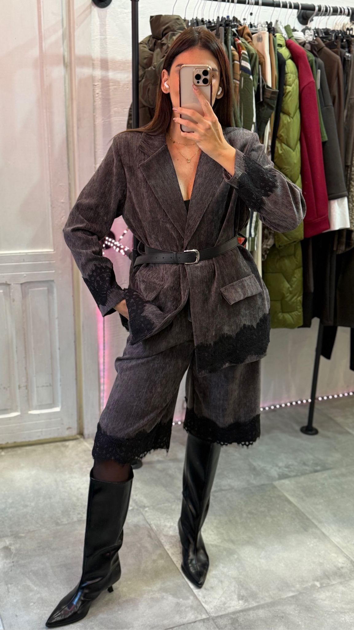 Completo giacca con spalline e cints, e pantaloni al ginocchio con cintura e dettaglio pizzo.