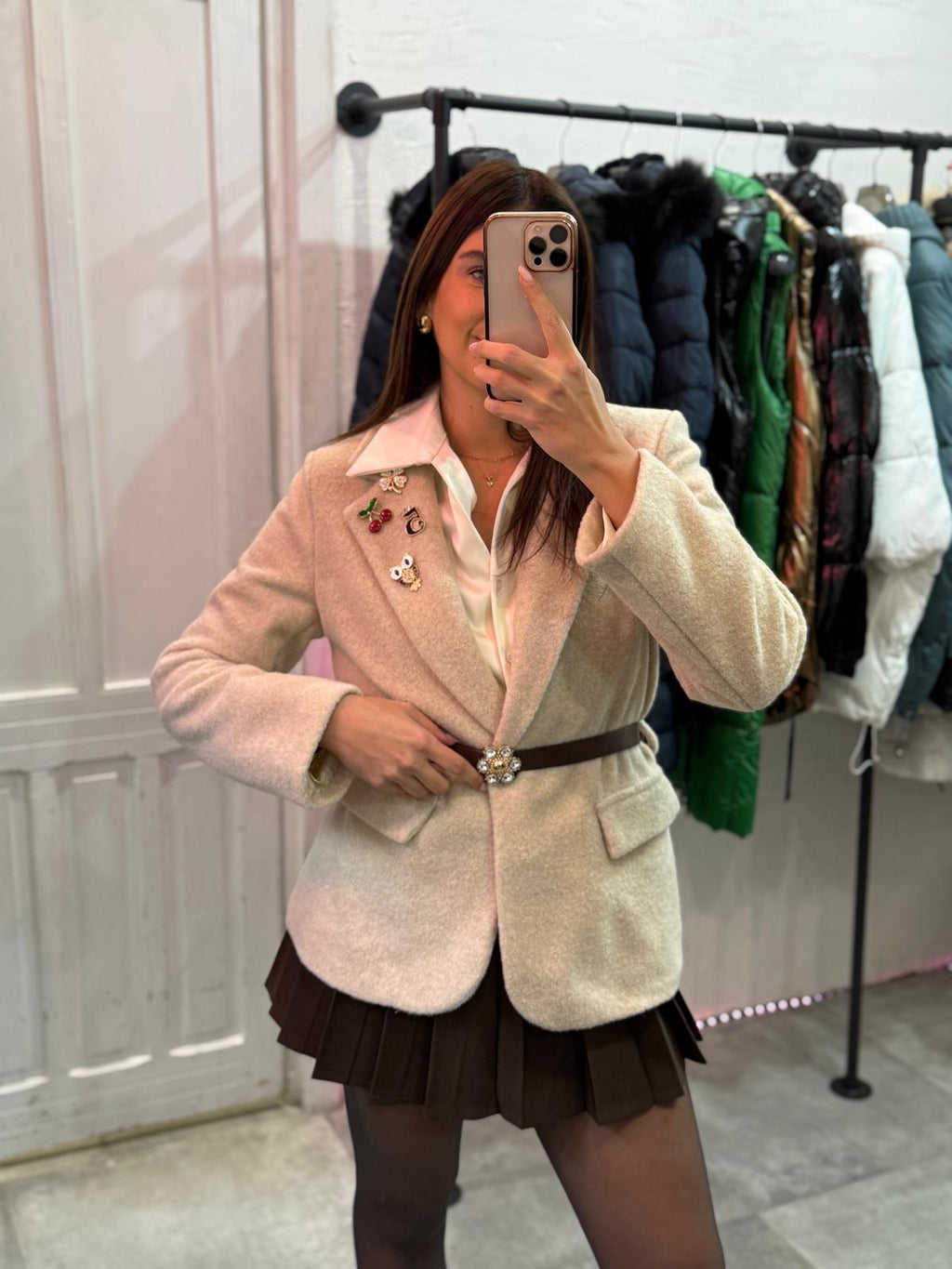 Giacca/blazer teddy con dettagli e spille e  cinta