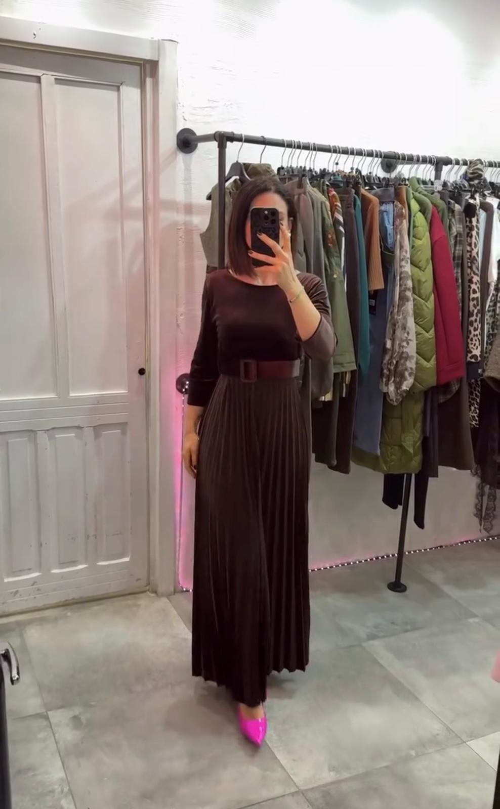 Abito lungo velluto con gonna a pieghe e cinta, e scollo a U sul retro.