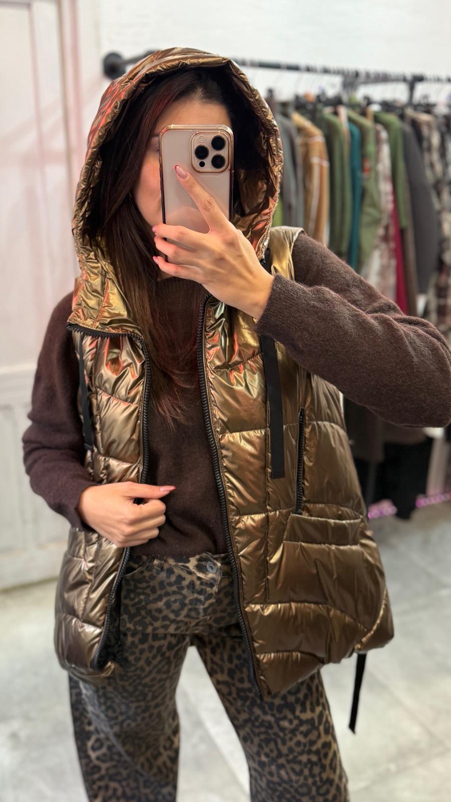 Piumino smanicato con cappuccio con taglio asimmetrico