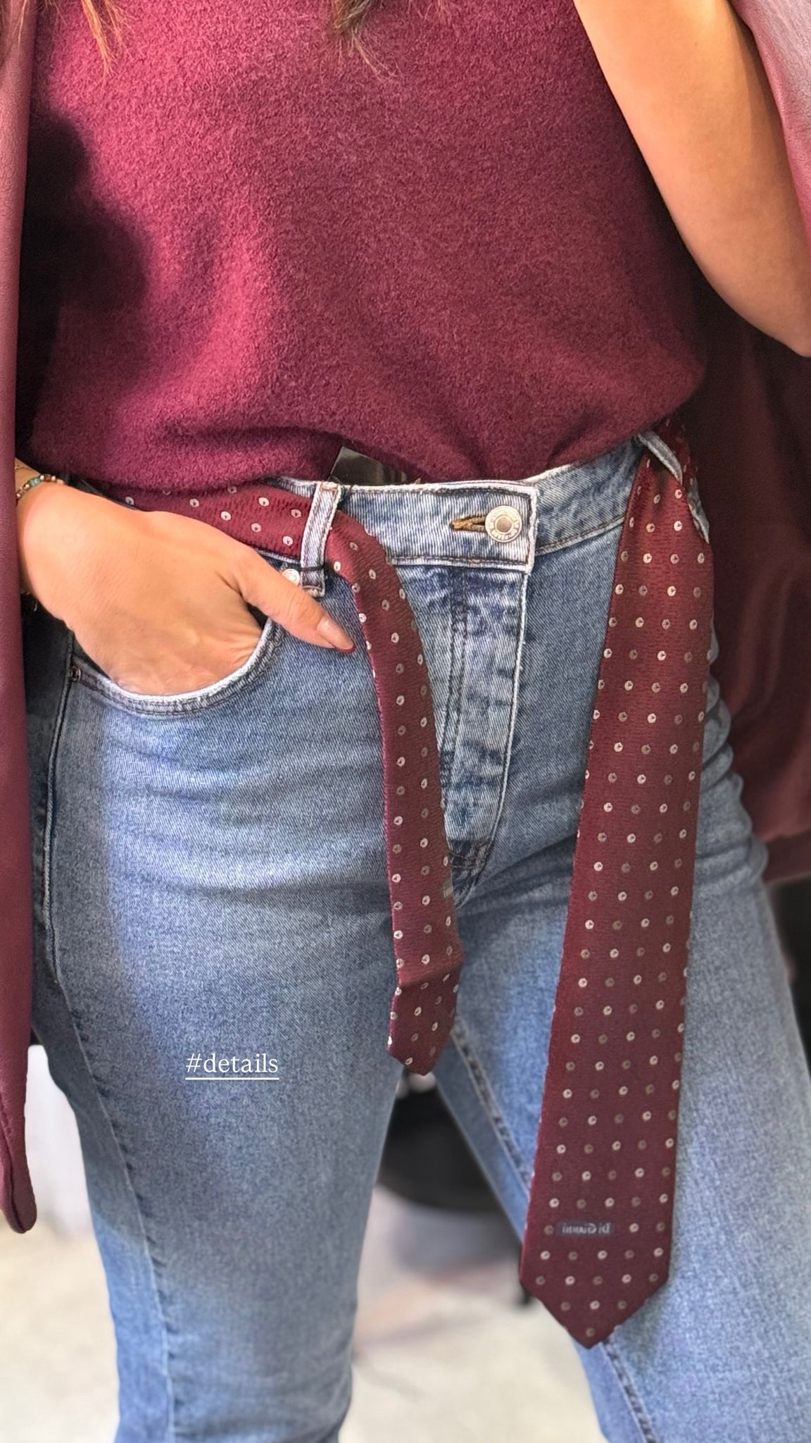 Jeans dritto lavaggio chiaro, vita media, con cravatta variabile