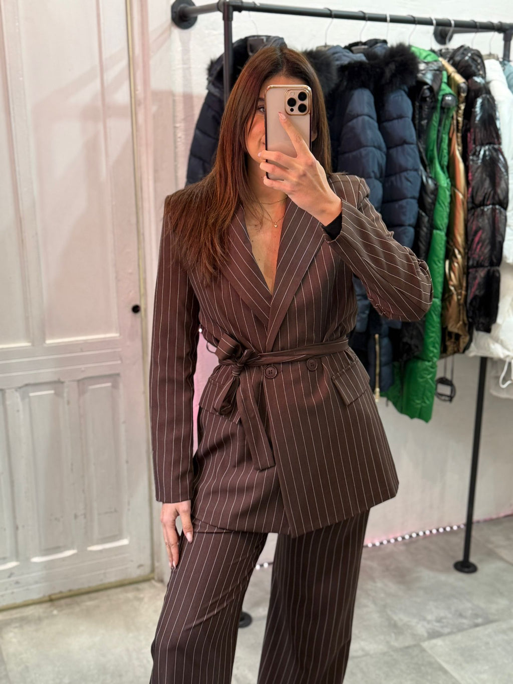 Tailleur gessato con cinta + pantalone lungo, ampio e con elastico in vita