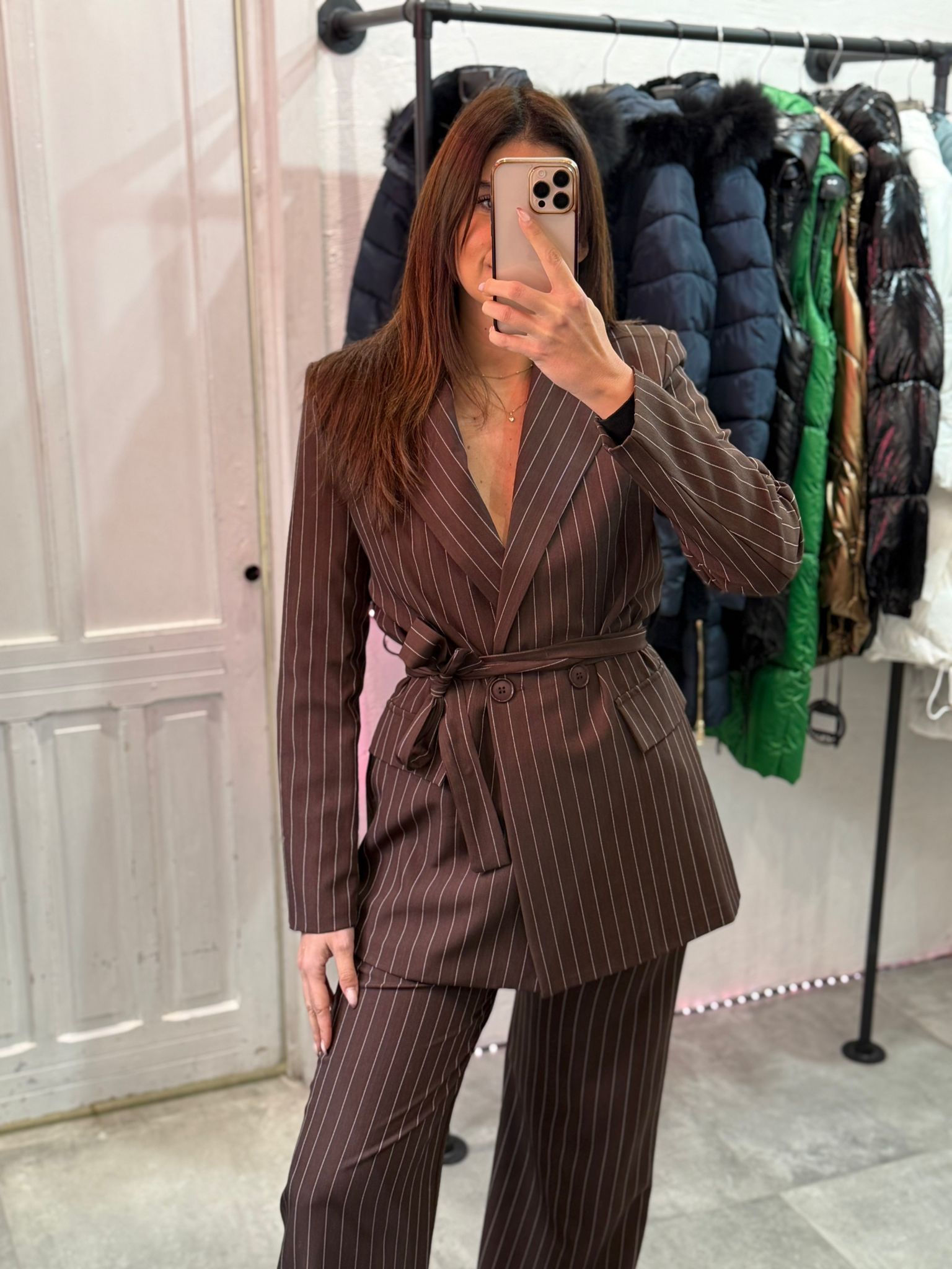 Tailleur gessato con cinta + pantalone lungo, ampio e con elastico in vita