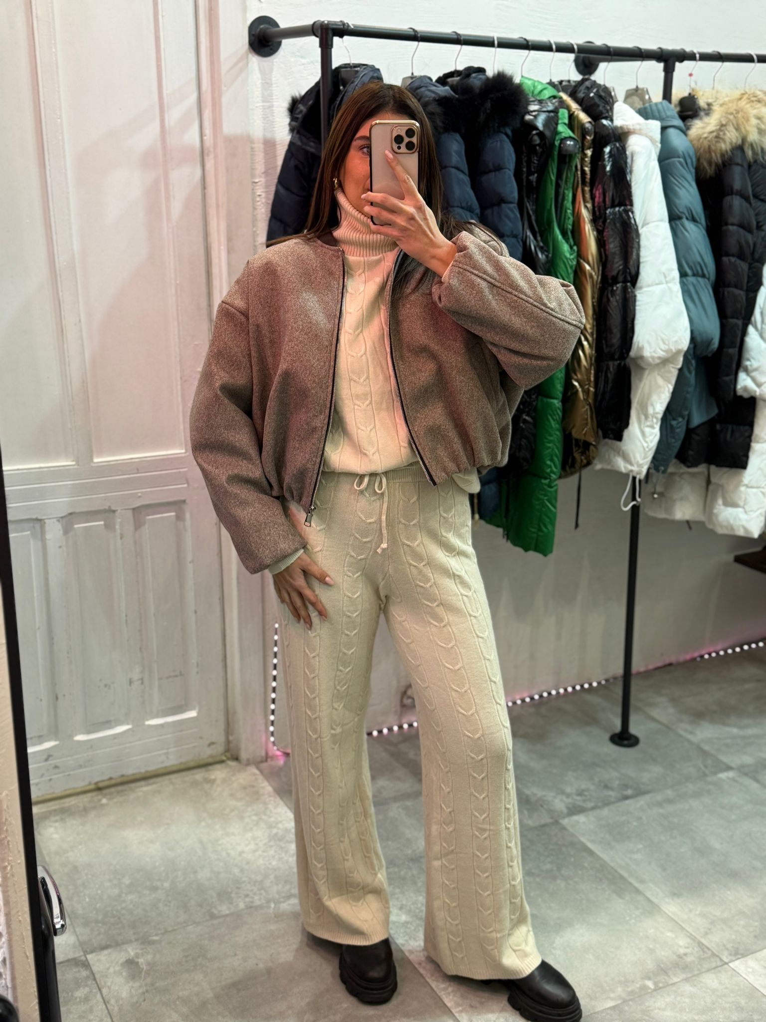 Tuta in maglia con collo alto e pantalone con elastico (taglia unica )