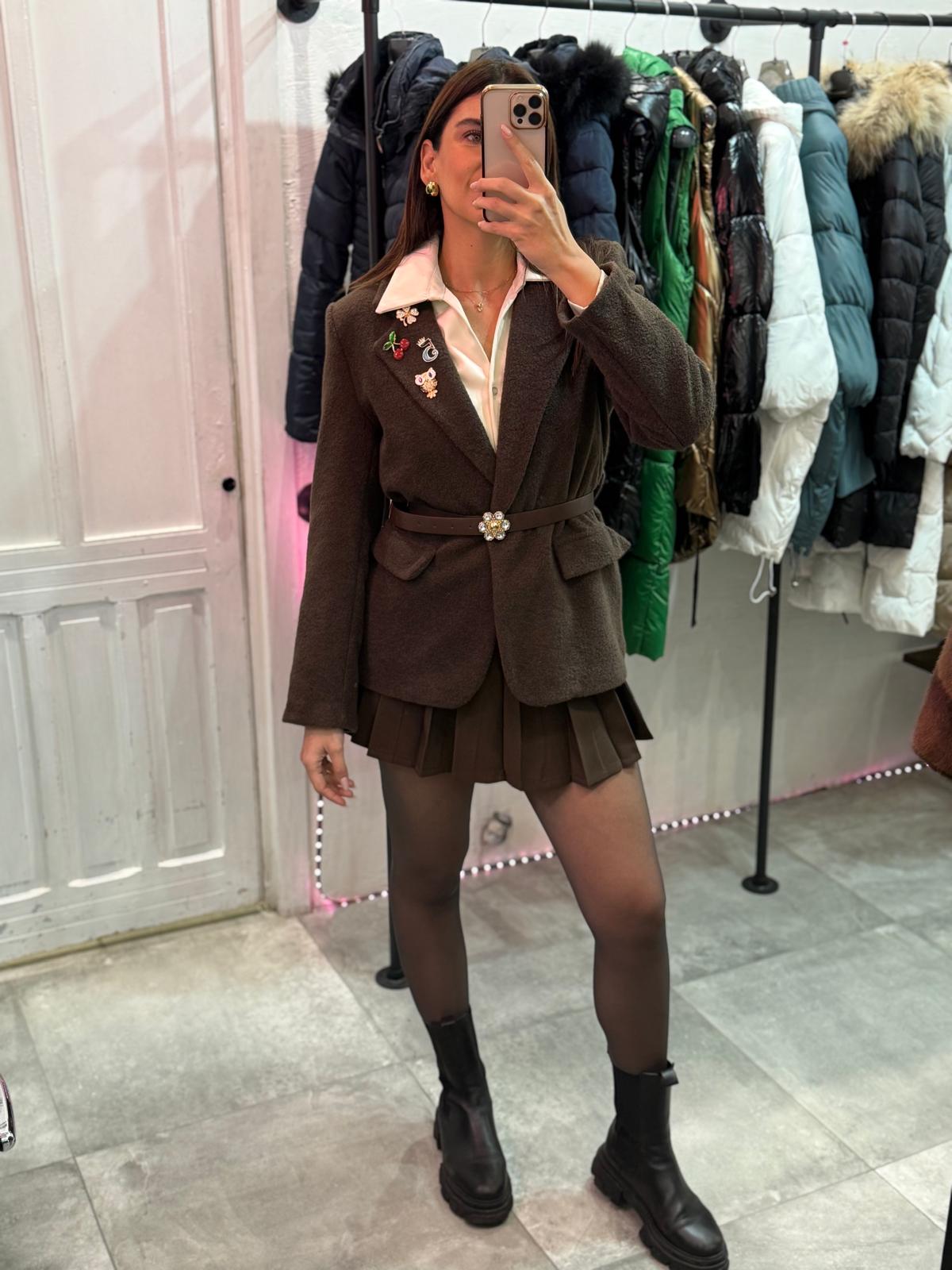Giacca/blazer teddy con dettagli e spille e  cinta