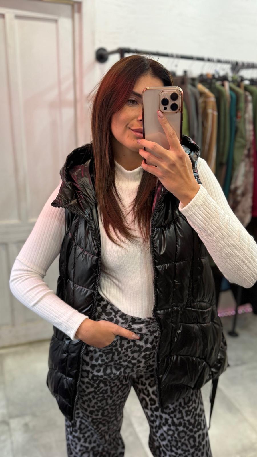 Piumino smanicato con cappuccio con taglio asimmetrico