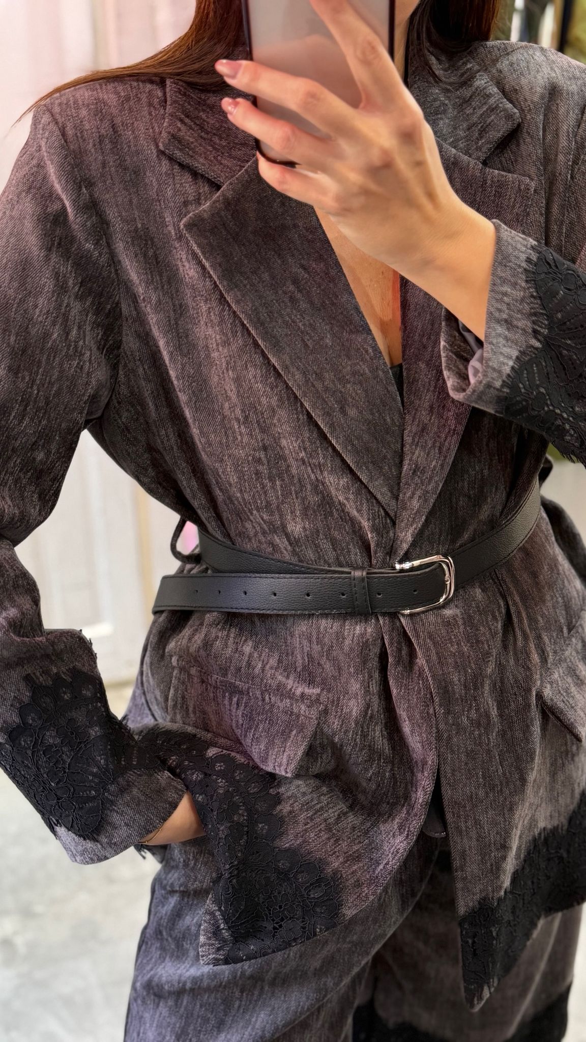 Completo giacca con spalline e cints, e pantaloni al ginocchio con cintura e dettaglio pizzo.