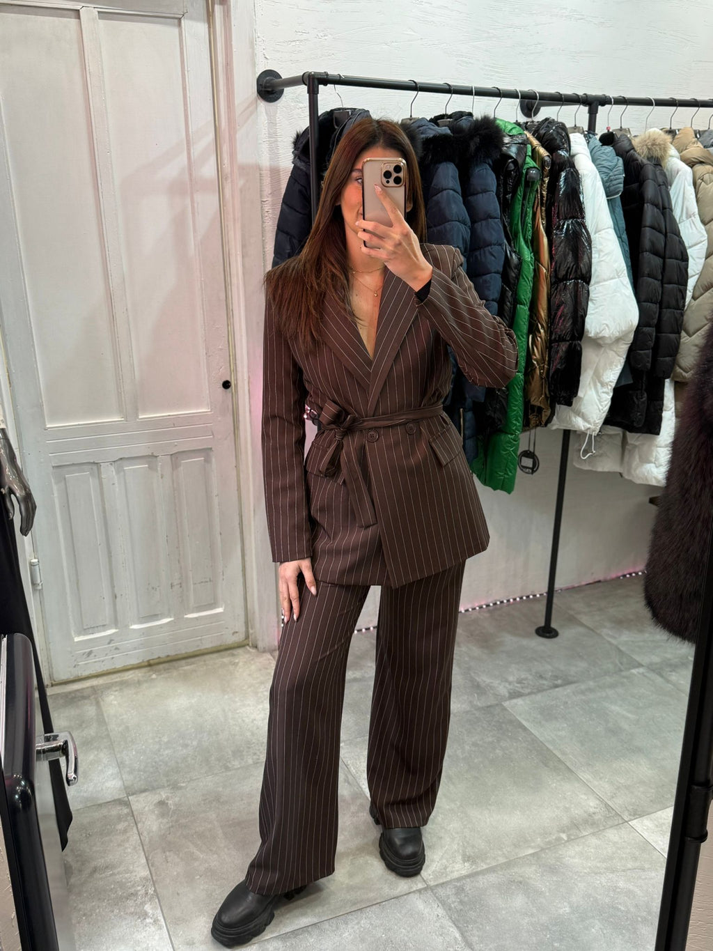 Tailleur gessato con cinta + pantalone lungo, ampio e con elastico in vita