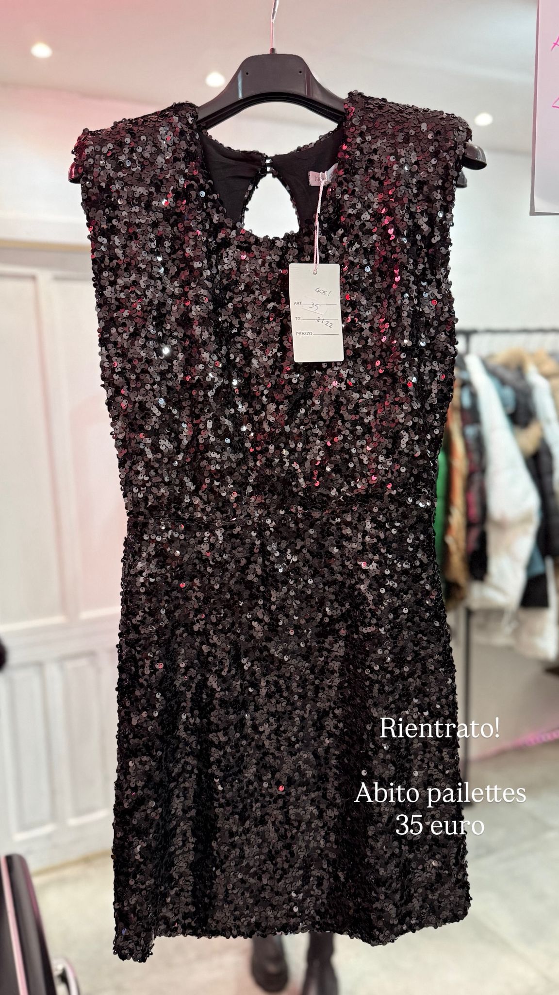 Vestito corto in  paillettes con spalline e schiena scoperta