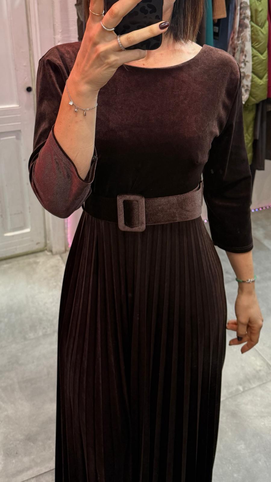 Abito lungo velluto con gonna a pieghe e cinta, e scollo a U sul retro.