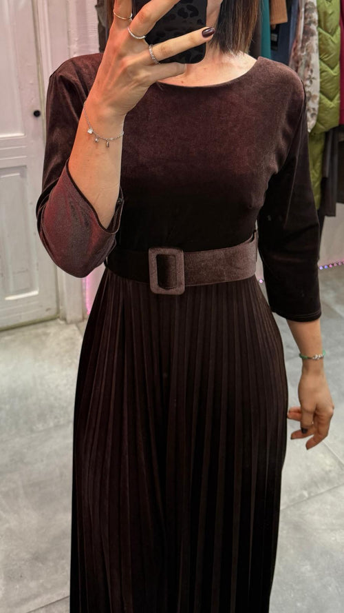 Abito lungo velluto con gonna a pieghe e cinta, e scollo a U sul retro.