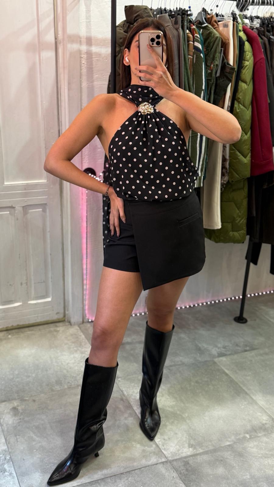 Top pois con laccio al collo e schiena scoperta e dettaglio fiore oro